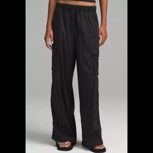 NWOT Lightweight Adjustable Mid-Rise Cargo Pant Size Medium